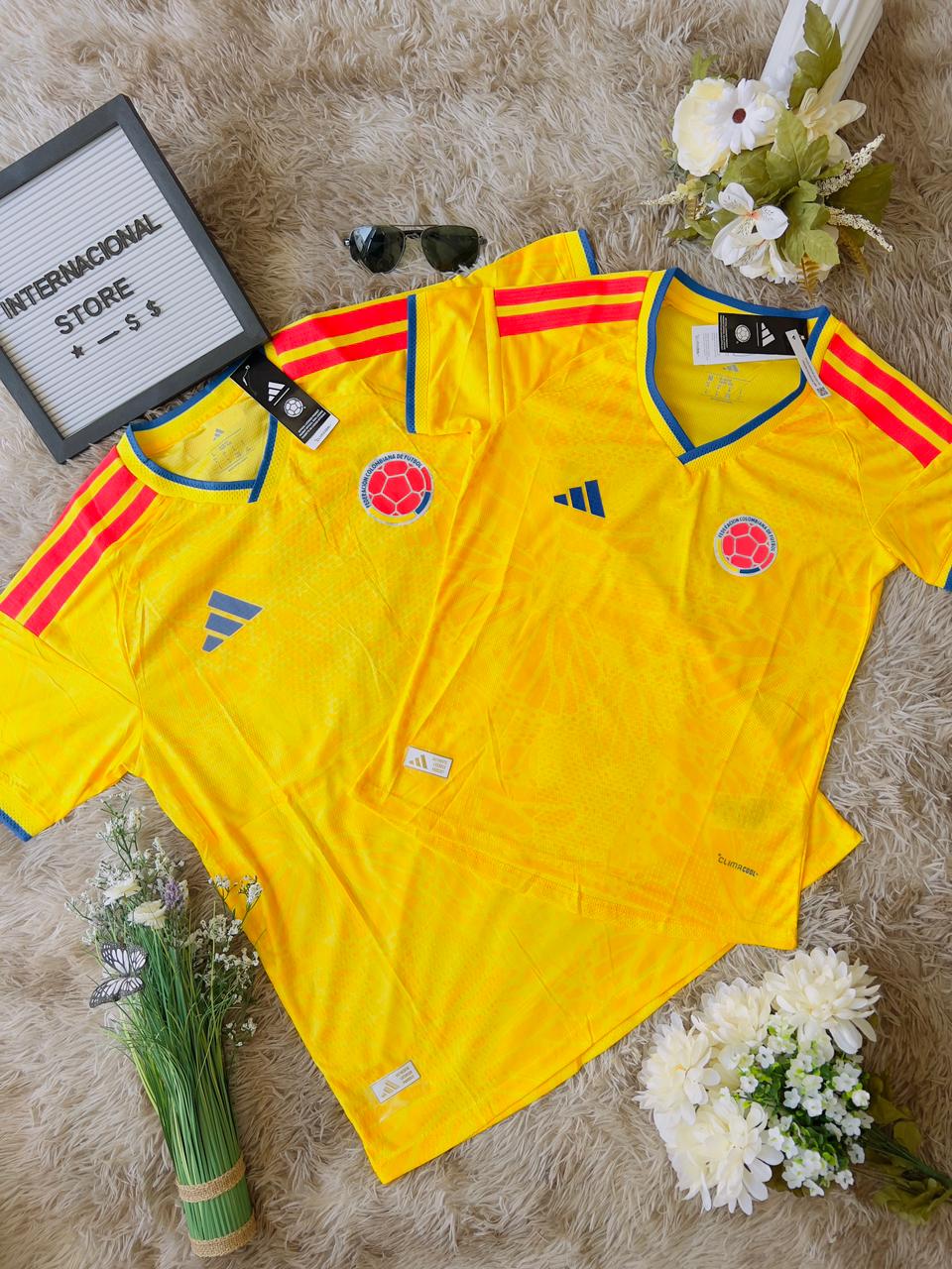 SUPER PROMO 2X1 💛💙❤️🦋 CAMISETA SELECCIÓN COLOMBIA 2026 – EDICIÓN MARIPOSAS DE GABO🦋💛💙❤️